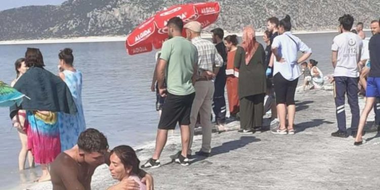 Salda Gölü’ne giren 13 yaşındaki çocuk boğuldu