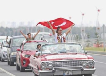 Şampiyon ulusal tekvandocu Nafia Kuş, Adana’da klasik otomobille çeşit attı