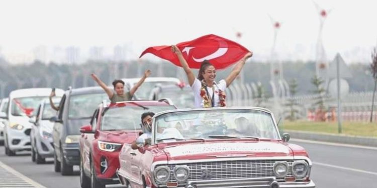 Şampiyon ulusal tekvandocu Nafia Kuş, Adana’da klasik otomobille çeşit attı