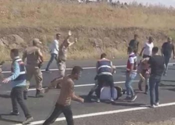 Şanlıurfa’da bir kişi yolu trafiğe kapattı, linç edilmekten jandarma kurtardı