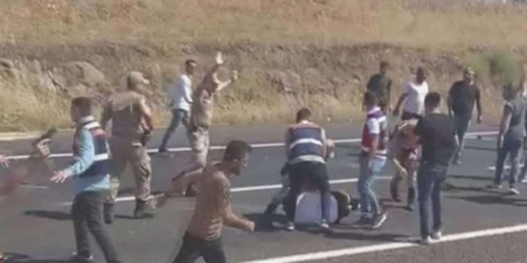 Şanlıurfa’da bir kişi yolu trafiğe kapattı, linç edilmekten jandarma kurtardı