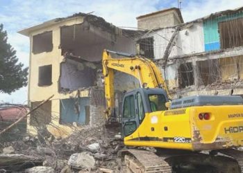 Sarsıntıda hasar alan belediye binası yıkıldı