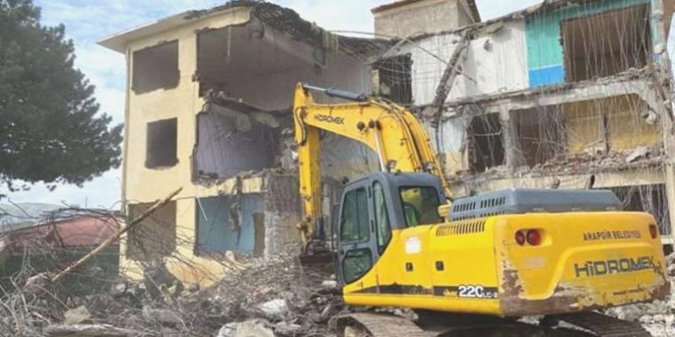 Sarsıntıda hasar alan belediye binası yıkıldı