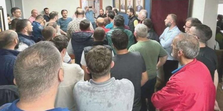 Seçim öncesi verilen takım kelamı tutulmadı, personeller AKP vilayet binasını bastı: 2 gözaltı!