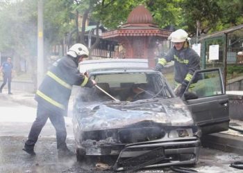 Seyir halinde alev alan araba yandı