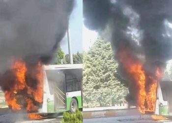 Seyir halindeki belediye otobüsü bir anda alev aldı!