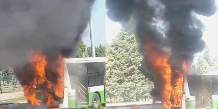 Seyir halindeki belediye otobüsü bir anda alev aldı!