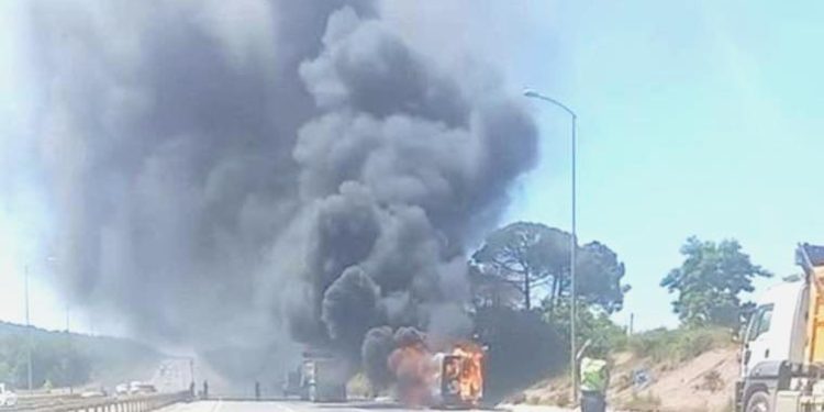 Seyir halindeki servis minibüsü alev alev yandı!