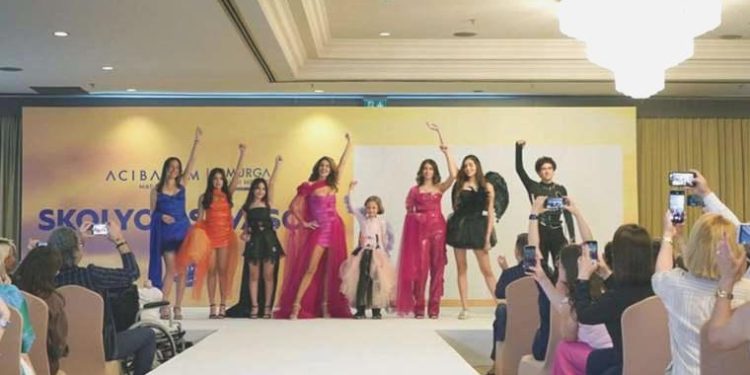 Skolyoza podyumda meydan okudular: ‘Korsen senin zırhın olacak’