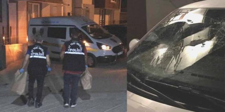 Sokakta terör estirdiler: Arabanın camlarını kırdılar, 2 kişiyi bıçakla yaraladılar