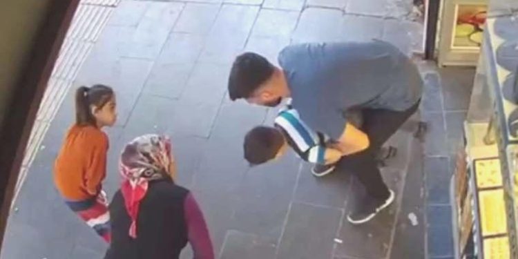 Soluk borusuna şeker kaçan çocuk Heimlich hareketiyle kurtarıldı