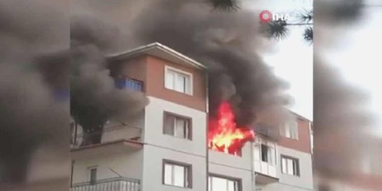 Söndürülmeyen sigara izmariti meskeni yaktı: 2 yaralı