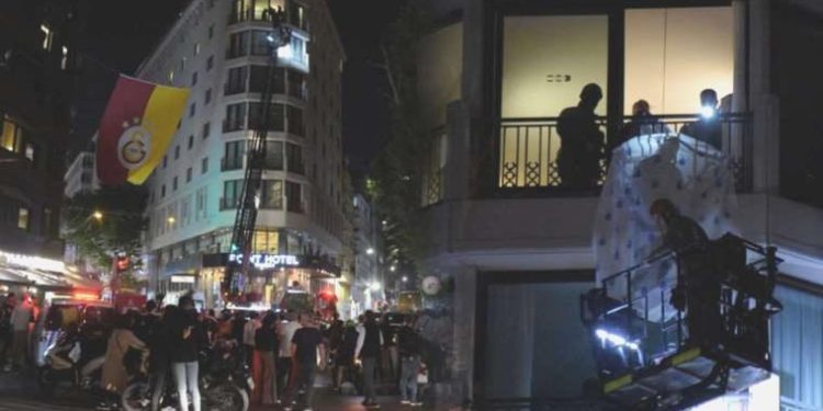 Taksim’de dehşet anları: ABD’li turist boynuna ip geçirerek otelin balkonundan atladı!