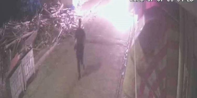 Tartıştığı babasının meskenini ve arabasını ateşe verdi