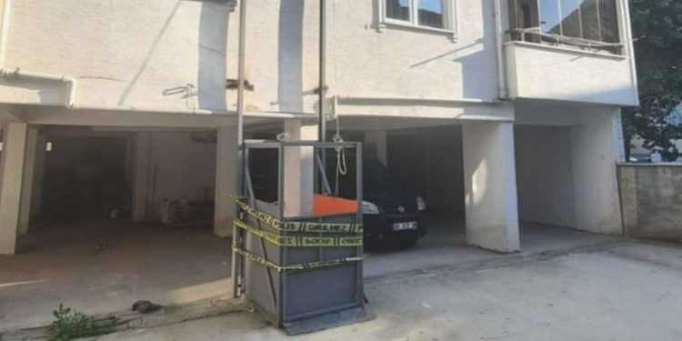 Taziye için gelmişlerdi… Halatı kopan seyyar asansör yere düştü: 2 meyyit, 2 yaralı