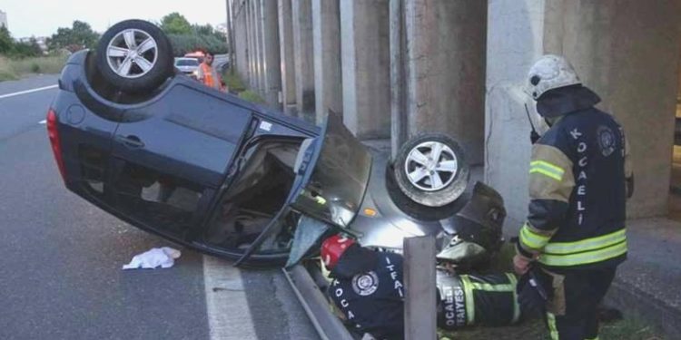 TEM’de facia teğet geçti: Alkollü şoförün kullandığı araba bariyere çarpıp takla attı