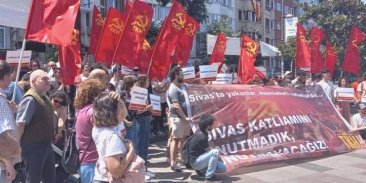 TKH’den Şişli Meydanı’nda 2 Temmuz açıklaması: ‘Ne Sivas’ın unutulmasına, ne de ülkemizin geleceğinin yok edilmesine müsaade vereceğiz!’