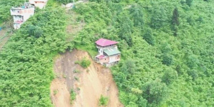 Trabzon’da heyelan: 3 konut boşaltıldı