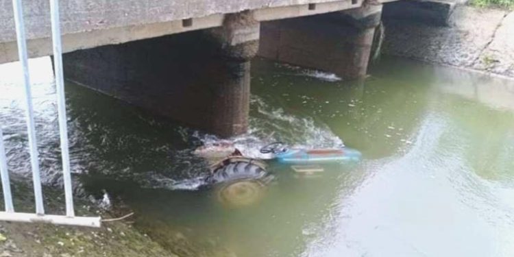 Traktörle sulama kanalına düşen genç ömrünü yitirdi