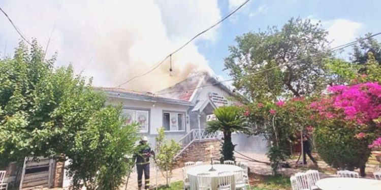 TSYD Adana Şubesi’nde korkutan yangın: Gruplar müdahale ediyor!