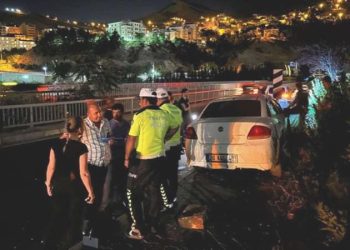 Tunceli’de araç köprü üzerinde kaza yaptı: Şoför kayıp