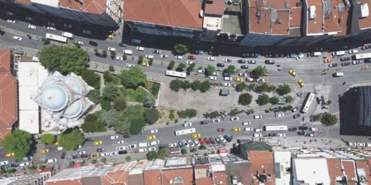 Türkiye’de ‘ilk ölümlü trafik kazasının’ meydana geldiği cadde havadan görüntülendi