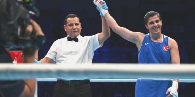 Ulusal boksör Busenaz Sürmeneli Polonya’da altına uzandı!