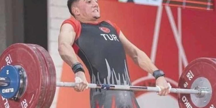 Ulusal haltercilerden 11 madalya