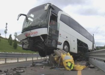 Ümraniye’de feci kaza: Otobüs bariyerlerde asılı kaldı