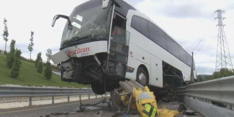 Ümraniye’de feci kaza: Otobüs bariyerlerde asılı kaldı