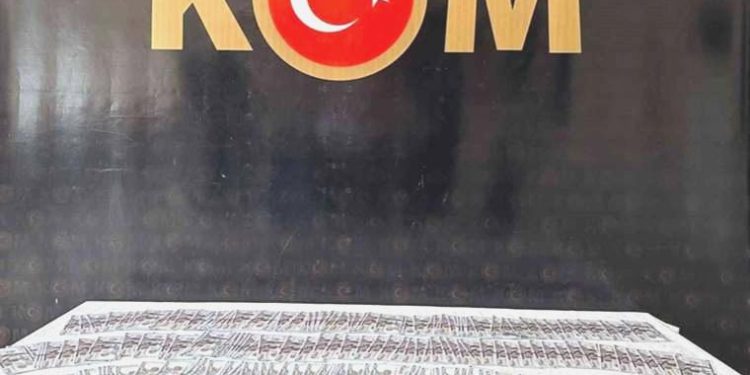 Uydurma 100 dolarlar ele geçirildi: 2 kişi yakalandı!