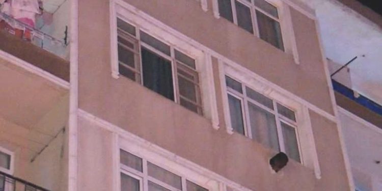 Vefattan döndü… Güngören’de bir çocuk 4’üncü kattan minibüsün üzerine düştü!