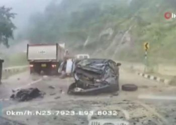 Yamaçtan düşen kayalar araçları ezdi: 2 meyyit, 3 yaralı