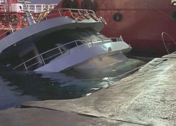 Yenikapı kıyıda tıp teknesi battı