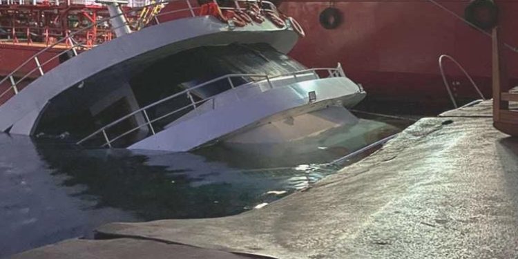 Yenikapı kıyıda tıp teknesi battı