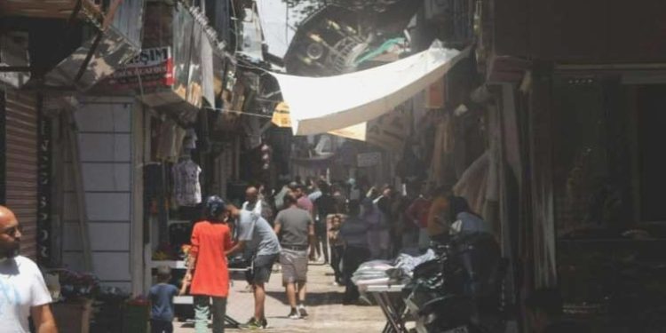 Yıkıma uğrayan Hatay’da bir yanda enkaz, öteki yanda bayram alışverişi