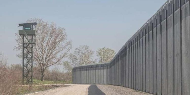 Yunan yetkililer: İnsan kaçakçılarının Meriç Nehri’nden ittirdiği 145 göçmeni kurtardık