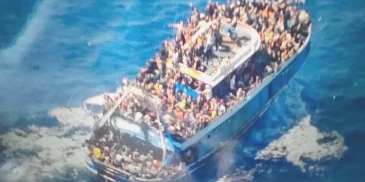 Yunanistan açıklarındaki göçmen faciasından kurtulanlar Yunan Kıyı Güvenliği’ni suçladı