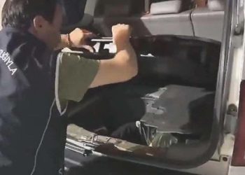 Yurt dışına kaçmaya çalışan terör şüphelisi, araba bagajındaki bâtın bölmede yakalandı