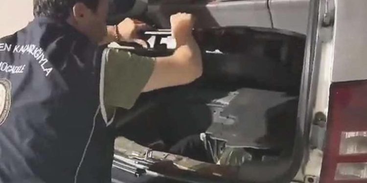 Yurt dışına kaçmaya çalışan terör şüphelisi, araba bagajındaki bâtın bölmede yakalandı