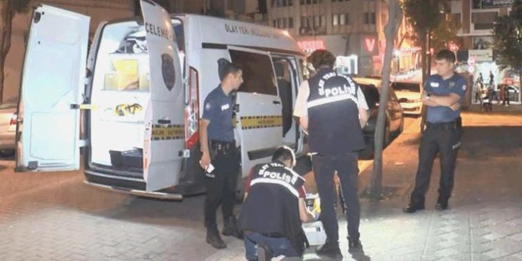 Zeytinburnu’nda iki küme ortasında silahlı arbede