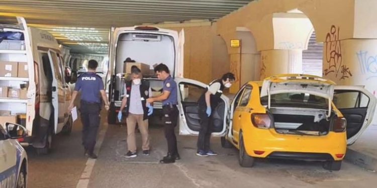 Zeytinburnu’nda sürücü takside meyyit bulundu