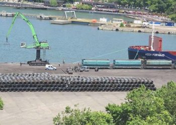 Zonguldak’ta yük gemisinin altında mayın tezi takımları harekete geçirdi