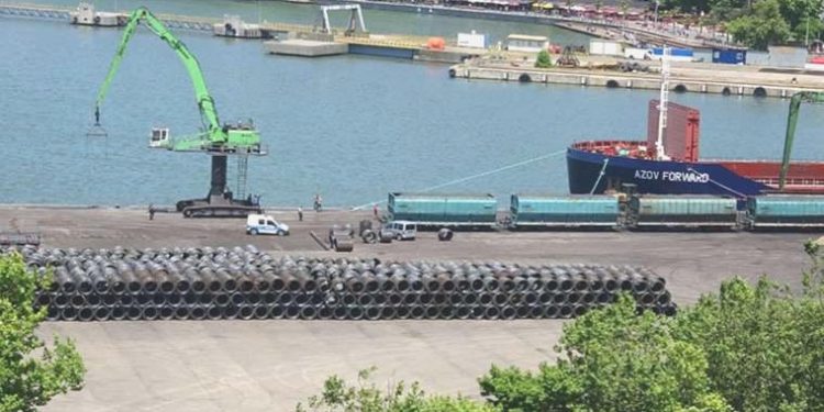 Zonguldak’ta yük gemisinin altında mayın tezi takımları harekete geçirdi