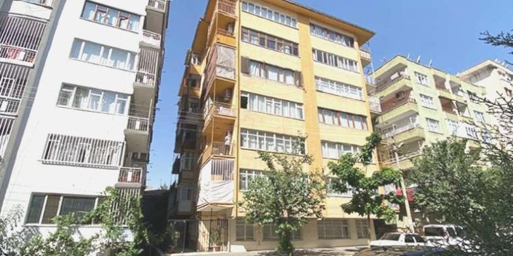 15 yaşındaki çocuk 5’inci kat penceresinden düştü: Ağır yaralandı!