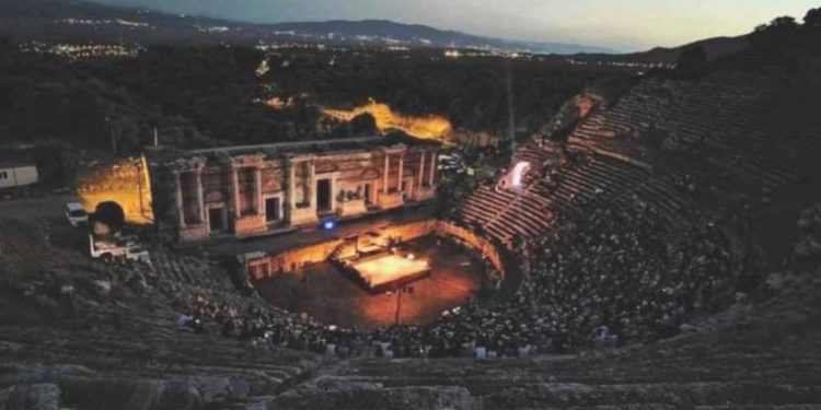 2 bin yıllık amfi tiyatro canlandı