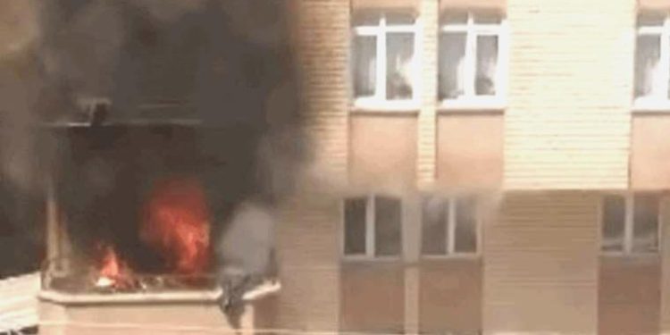 4 kişi mevtten döndü: Televizyon patladı, daire alev alev yandı