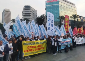 Ülke genelinde memurlar iş bırakma eylemi yaptı