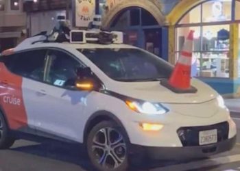 ABD’de halk isyan etti: İnsansız taksileri trafik konisi ile engelliyorlar