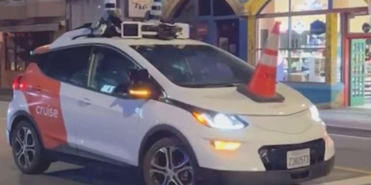 ABD’de halk isyan etti: İnsansız taksileri trafik konisi ile engelliyorlar